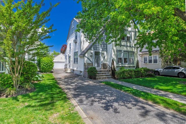 89 Lexington Avenue, Malverne, NY 11565