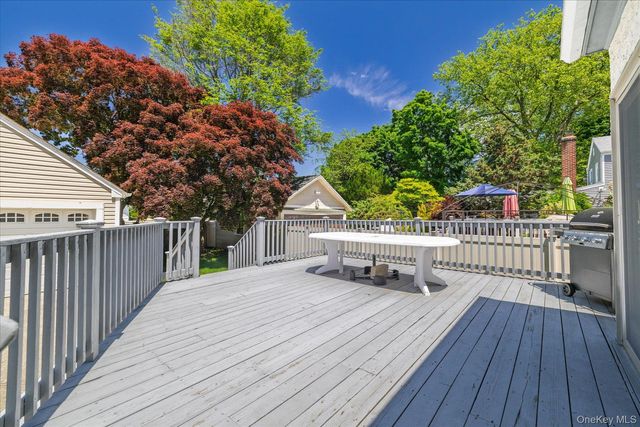 89 Lexington Avenue, Malverne, NY 11565