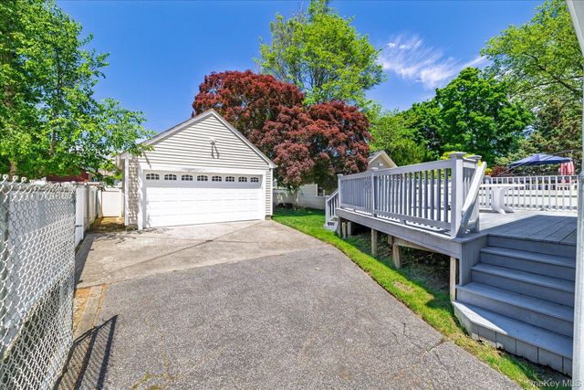89 Lexington Avenue, Malverne, NY 11565
