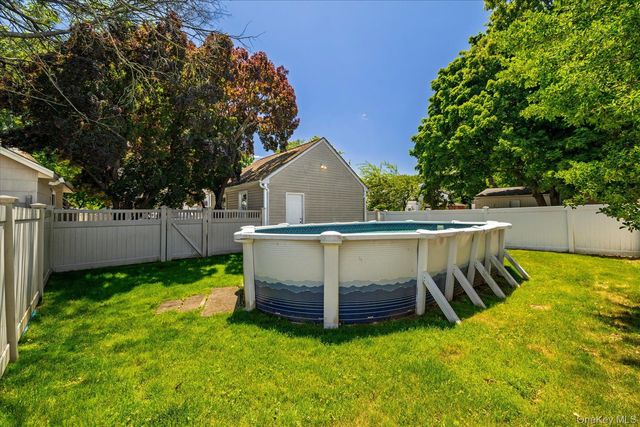 89 Lexington Avenue, Malverne, NY 11565