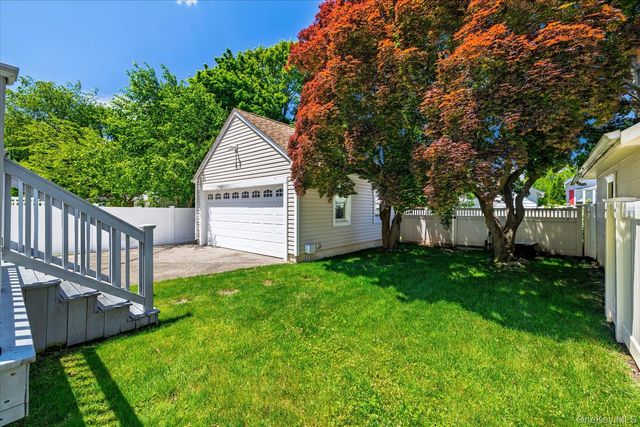 89 Lexington Avenue, Malverne, NY 11565