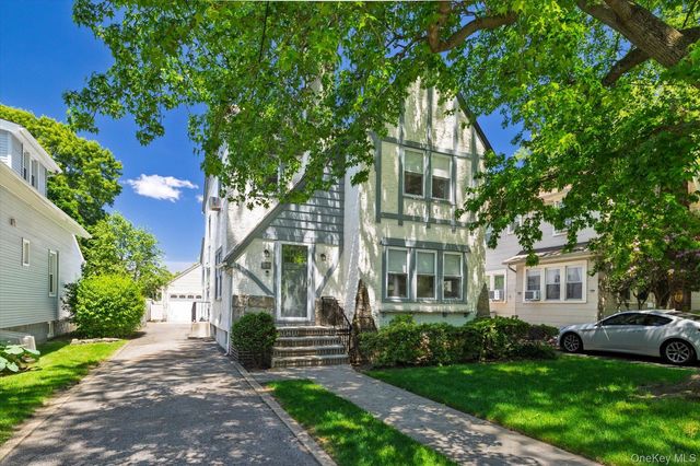 89 Lexington Avenue, Malverne, NY 11565