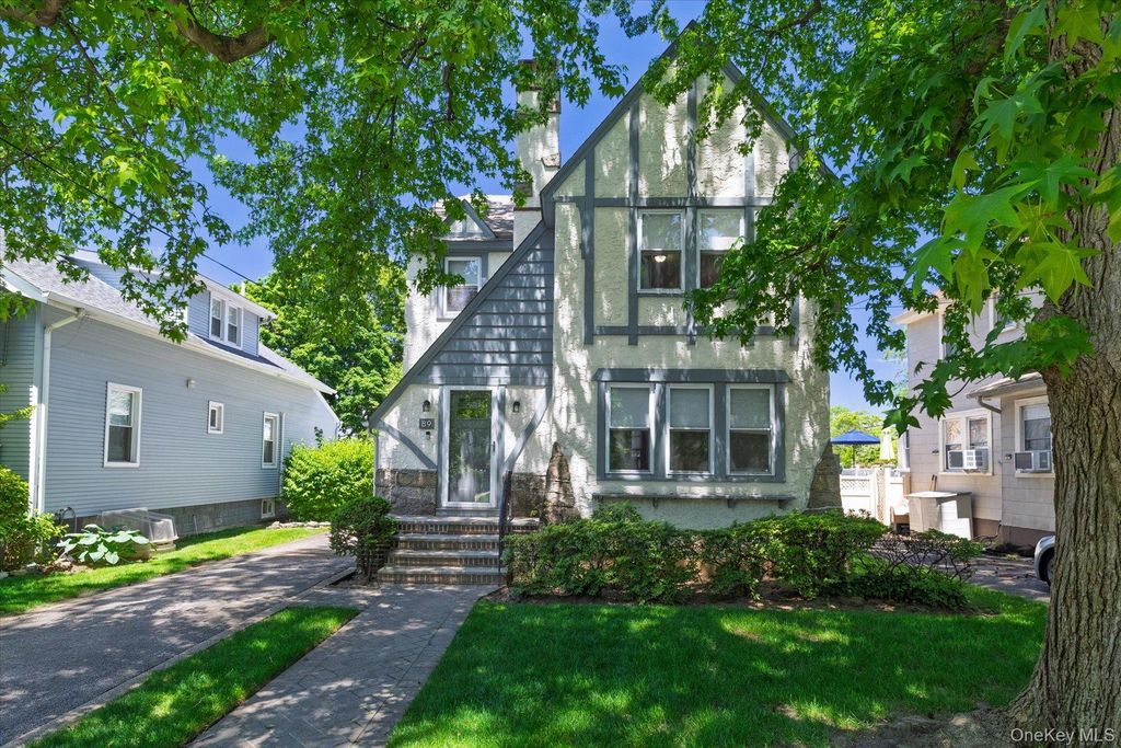 89 Lexington Avenue, Malverne, NY 11565
