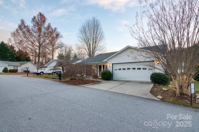 532 Woodfield Lane, Hendersonville, NC 28791