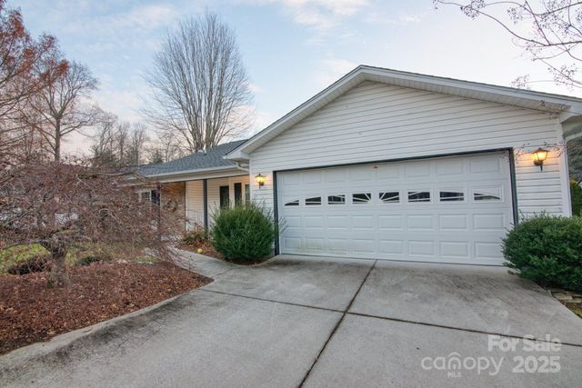 532 Woodfield Lane, Hendersonville, NC 28791