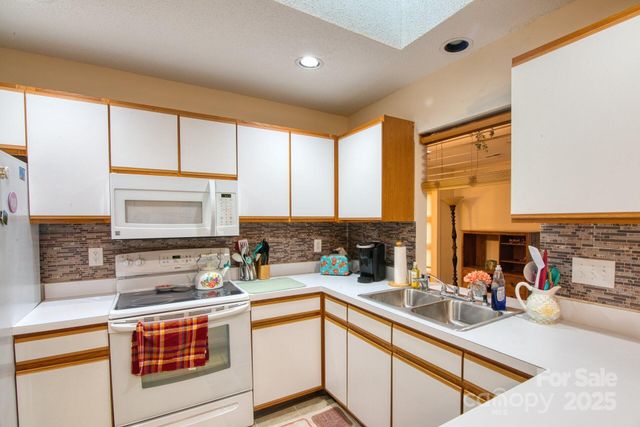 532 Woodfield Lane, Hendersonville, NC 28791