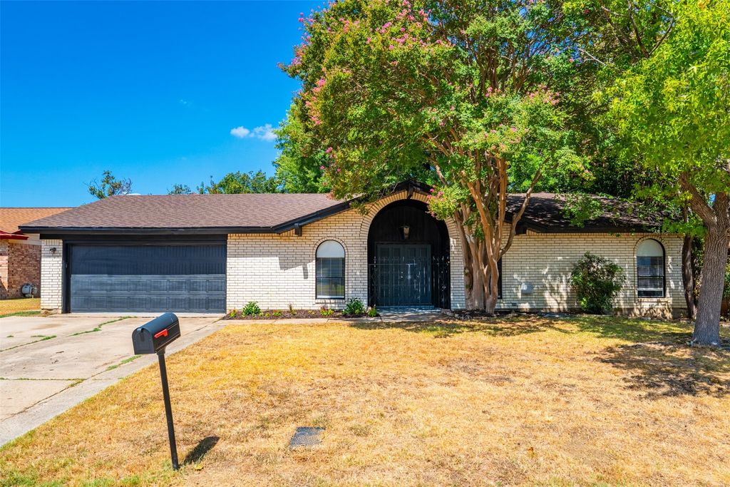 2105 Cottie Lane, Arlington, TX 76010 — exterior