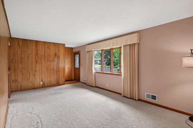 1225 Skillman Avenue E, Maplewood, MN 55109