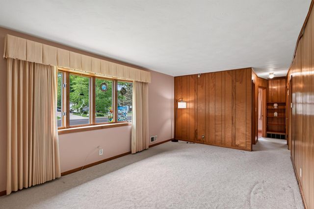 1225 Skillman Avenue E, Maplewood, MN 55109