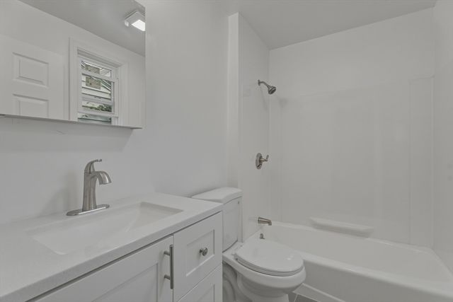 12 L St, Lowell, MA 01850