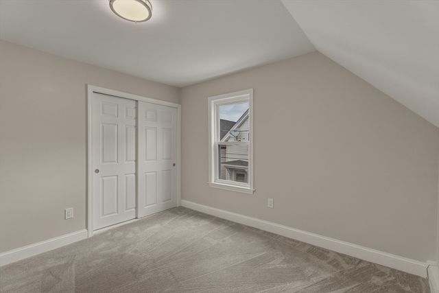 12 L St, Lowell, MA 01850
