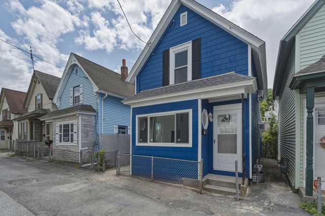 12 L St, Lowell, MA 01850