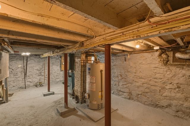 12 L St, Lowell, MA 01850