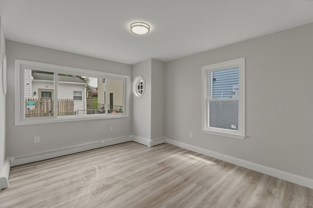 12 L St, Lowell, MA 01850