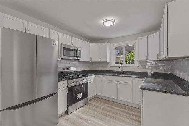 12 L St, Lowell, MA 01850