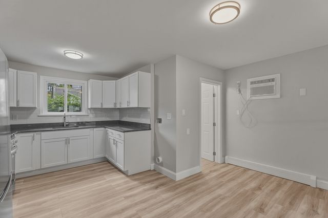 12 L St, Lowell, MA 01850