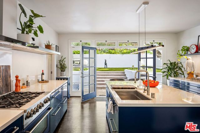 2940 N Beachwood Drive, Los Angeles, CA 90068