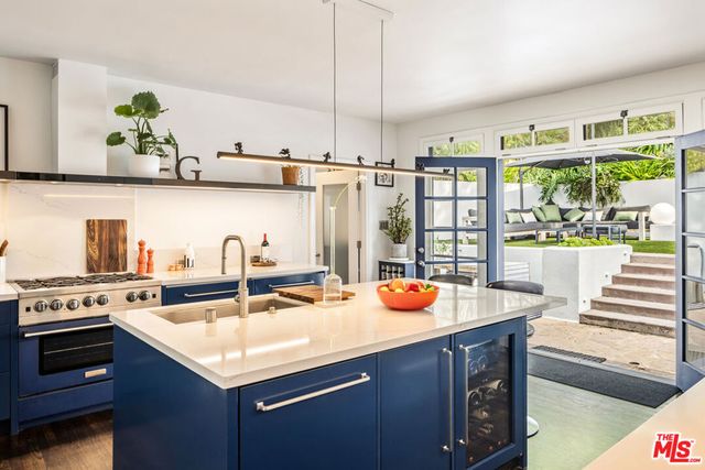2940 N Beachwood Drive, Los Angeles, CA 90068