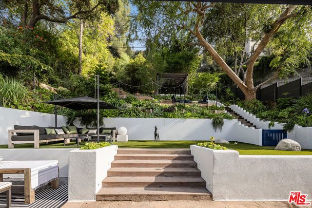 2940 N Beachwood Drive, Los Angeles, CA 90068