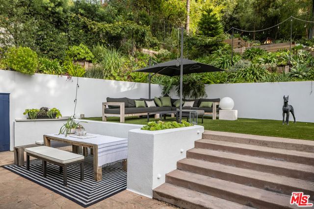 2940 N Beachwood Drive, Los Angeles, CA 90068