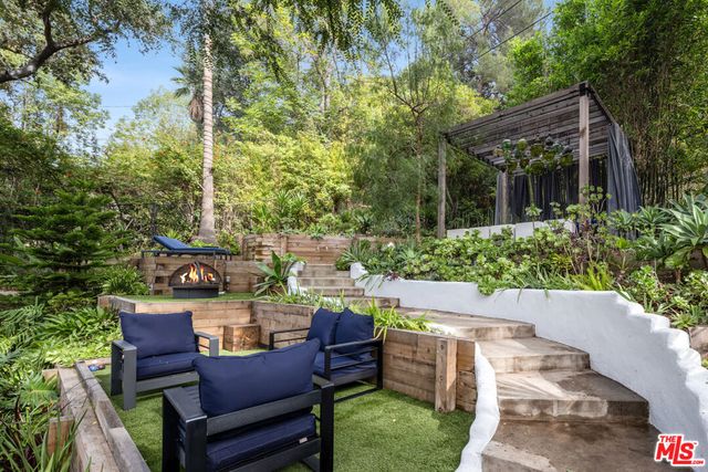 2940 N Beachwood Drive, Los Angeles, CA 90068