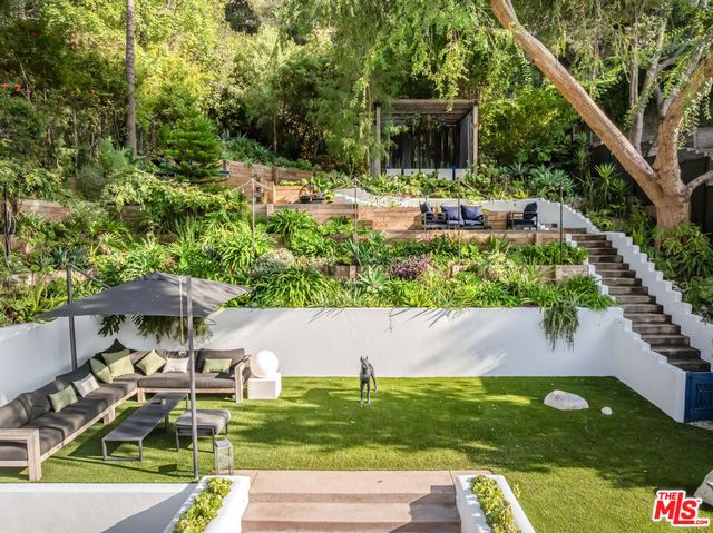 2940 N Beachwood Drive, Los Angeles, CA 90068