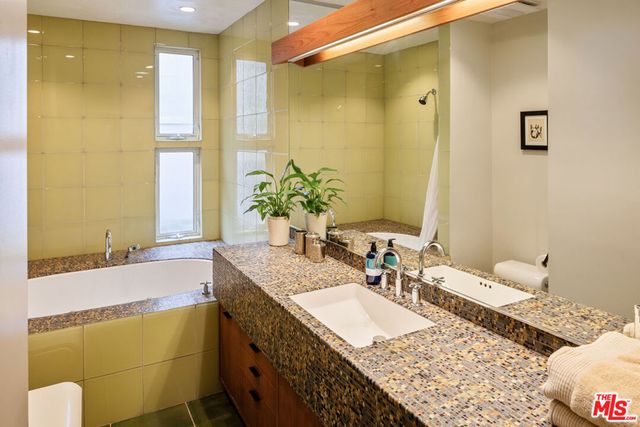 2940 N Beachwood Drive, Los Angeles, CA 90068