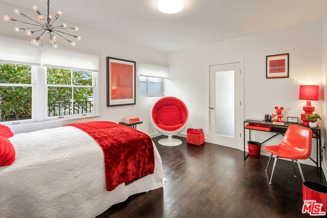 2940 N Beachwood Drive, Los Angeles, CA 90068