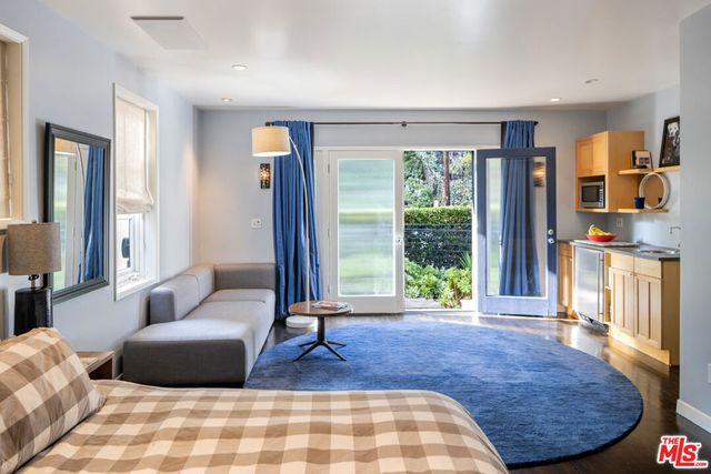 2940 N Beachwood Drive, Los Angeles, CA 90068