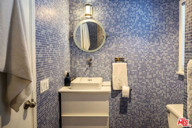 2940 N Beachwood Drive, Los Angeles, CA 90068