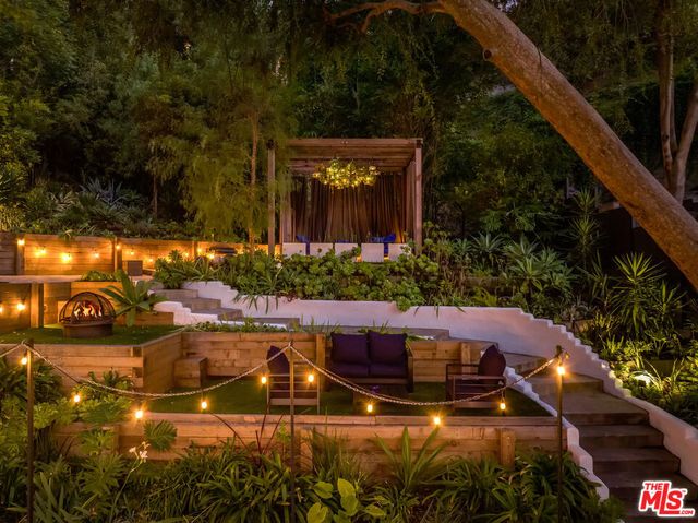 2940 N Beachwood Drive, Los Angeles, CA 90068