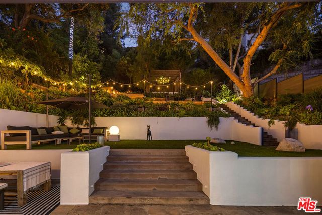 2940 N Beachwood Drive, Los Angeles, CA 90068
