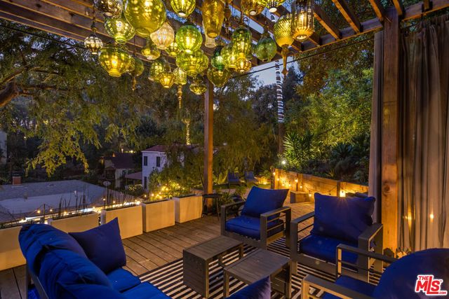 2940 N Beachwood Drive, Los Angeles, CA 90068