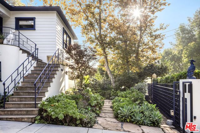 2940 N Beachwood Drive, Los Angeles, CA 90068
