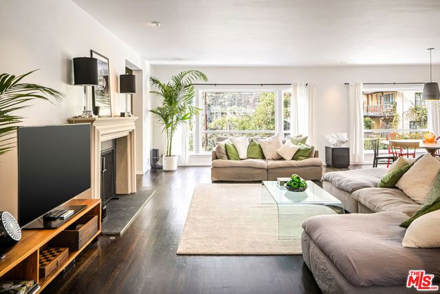 2940 N Beachwood Drive, Los Angeles, CA 90068