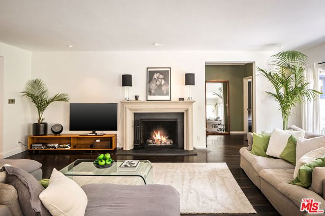 2940 N Beachwood Drive, Los Angeles, CA 90068