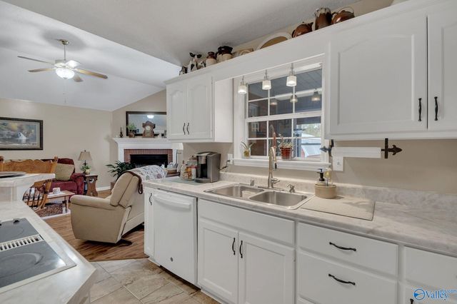 352 J B Hawkins Road, Gurley, AL 35748