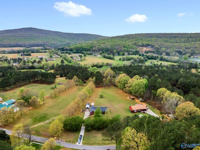 352 J B Hawkins Road, Gurley, AL 35748