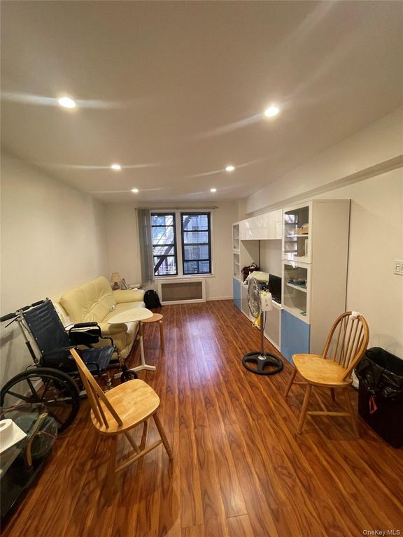 8425 Elmhurst Avenue 2S, Elmhurst, NY 11373 — photo 3