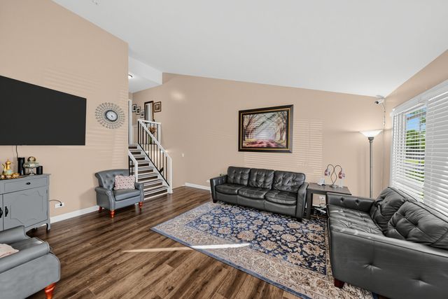 563 Forum Drive, Roselle, IL 60172