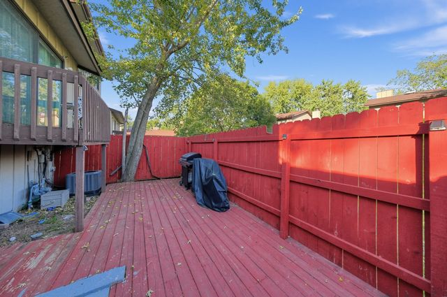563 Forum Drive, Roselle, IL 60172