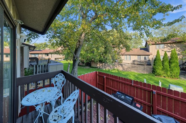 563 Forum Drive, Roselle, IL 60172