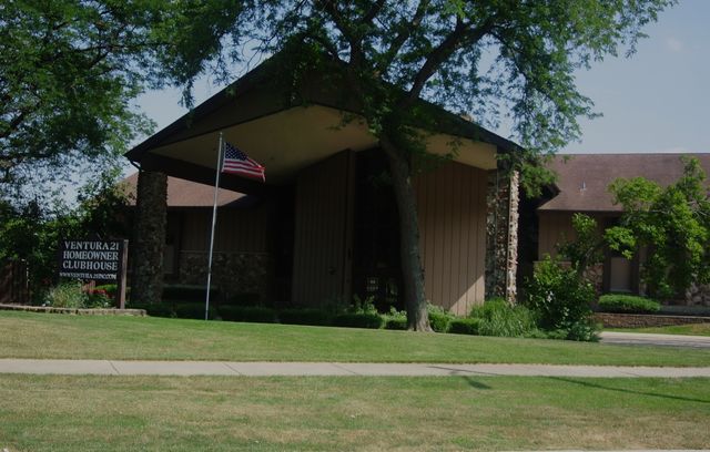 563 Forum Drive, Roselle, IL 60172