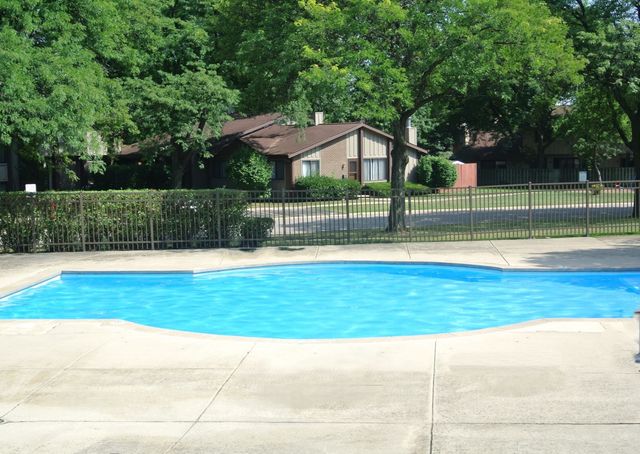 563 Forum Drive, Roselle, IL 60172