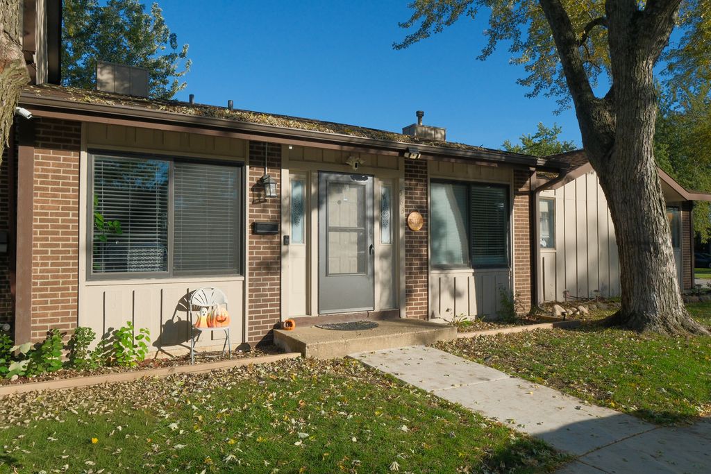 563 Forum Drive, Roselle, IL 60172