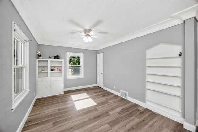 6002 Rollins Avenue, Des Moines, IA 50312