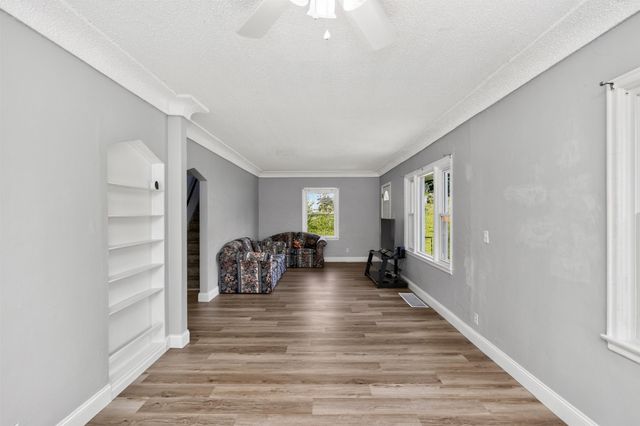 6002 Rollins Avenue, Des Moines, IA 50312