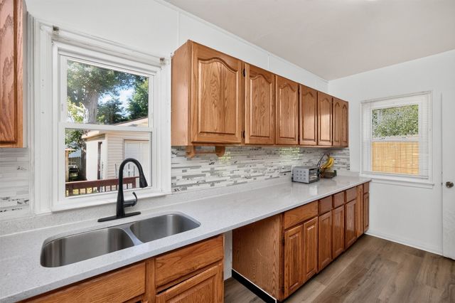 6002 Rollins Avenue, Des Moines, IA 50312
