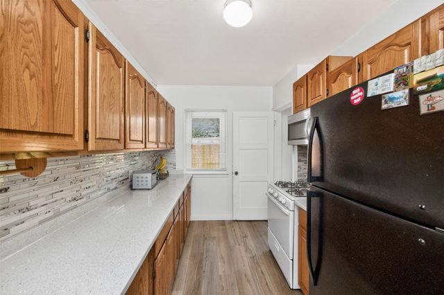 6002 Rollins Avenue, Des Moines, IA 50312