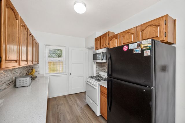 6002 Rollins Avenue, Des Moines, IA 50312